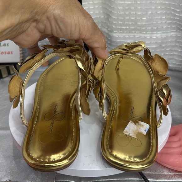 (T5) Jessica Simpson Women's Ginima Floral Slip-On Flat Sandals, Gold, 8.5 M - Picture 5 of 11
